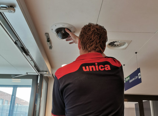 Medewerker Unica vervangt camera in Jeroen Bosch Ziekenhuis