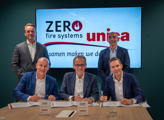 Ondertekening overname Zero Fire Systems - Ron van Laar en Tom Verschoor (staand), Ramon de Vreede, John Quist en Bram van Esch (zittend)