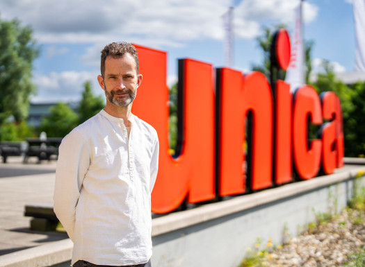 E-mobility specialist Hans den Otter staat voor het Unica logo