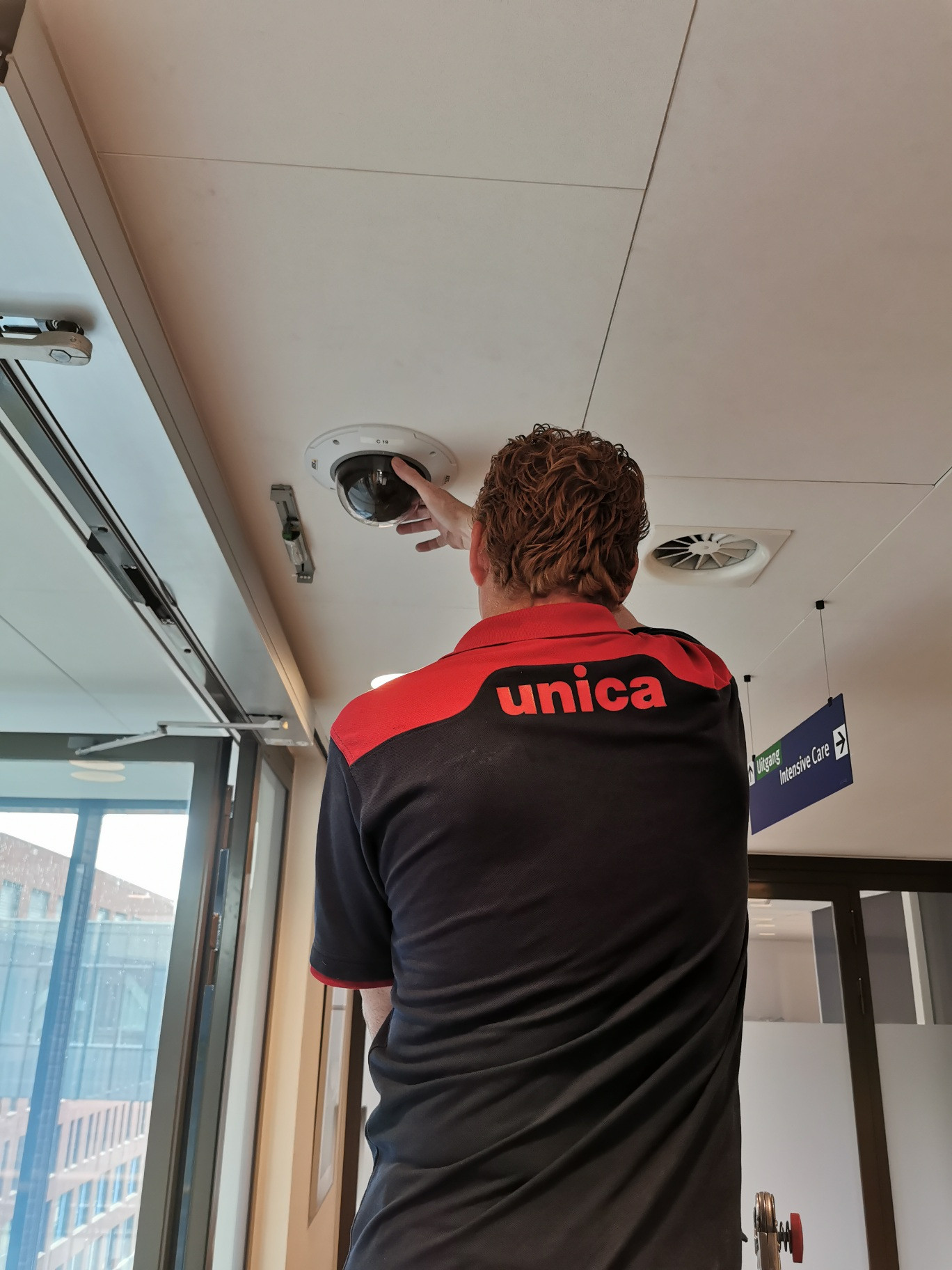 Medewerker Unica vervangt camera in Jeroen Bosch Ziekenhuis