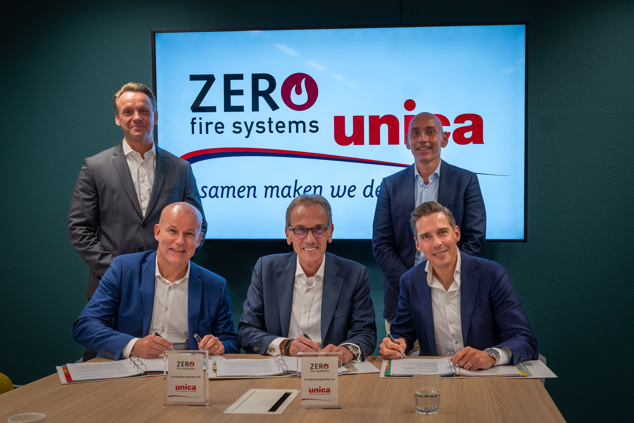 Ondertekening overname Zero Fire Systems - Ron van Laar en Tom Verschoor (staand), Ramon de Vreede, John Quist en Bram van Esch (zittend)